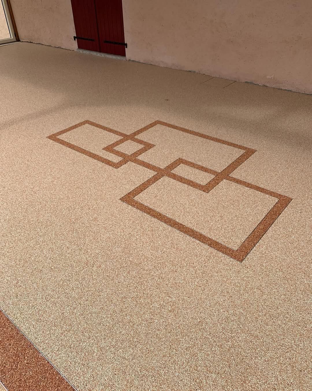 Terrasse en moquette de pierre avec motifs géométriques