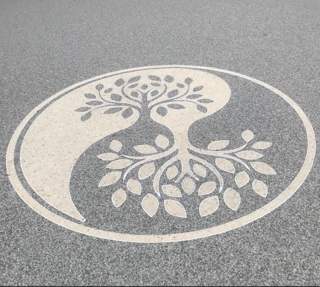 Sol en moquette de pierre avec un motif yin yang en forme d'arbre