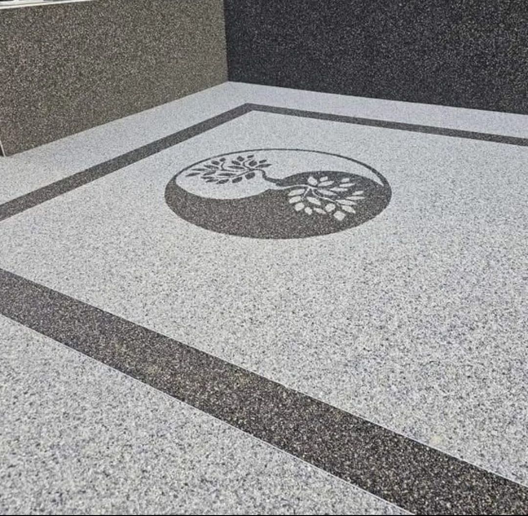 Sol en moquette de pierre avec un motif yin yang