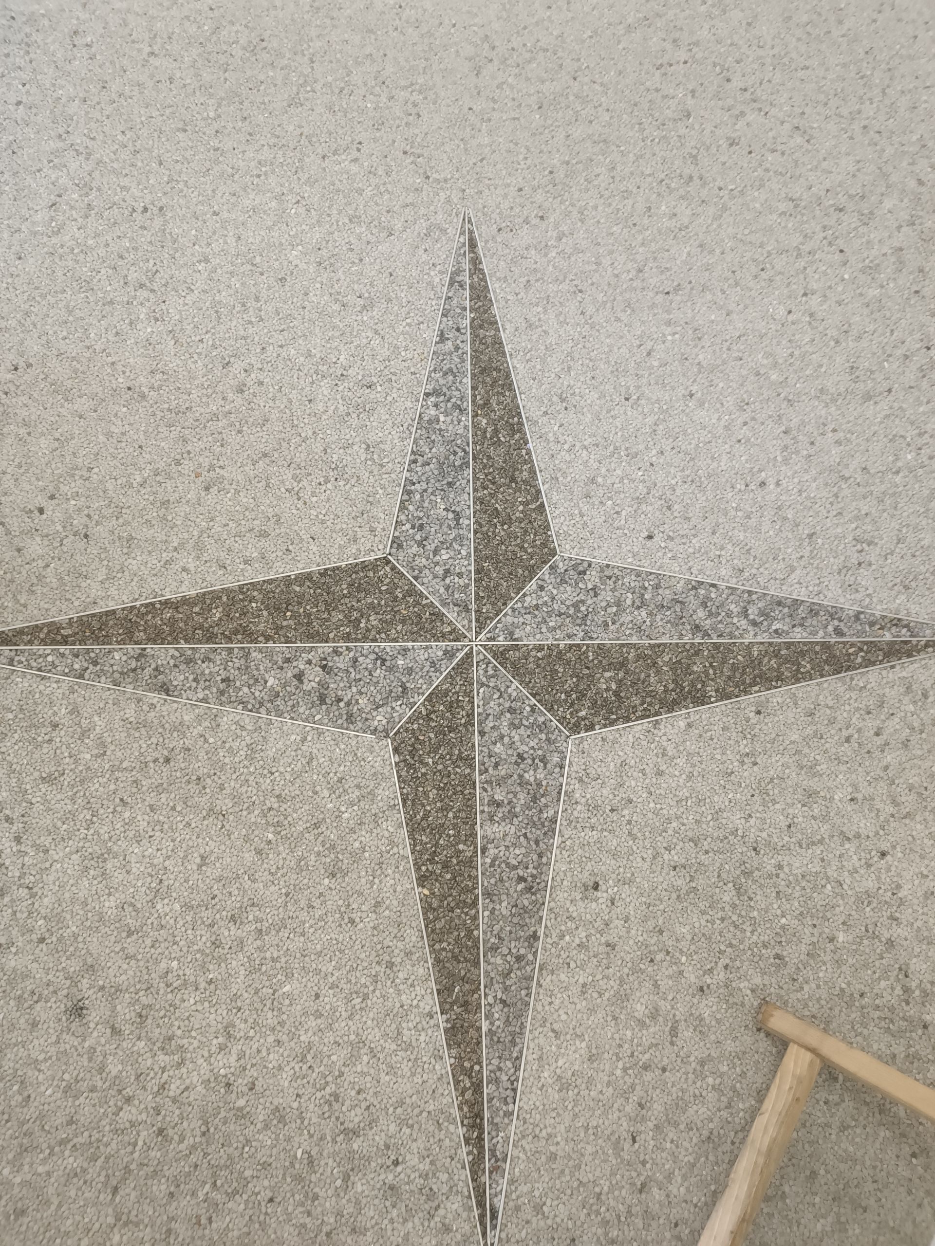 Sol en résine pailletée avec un motif rose des vents