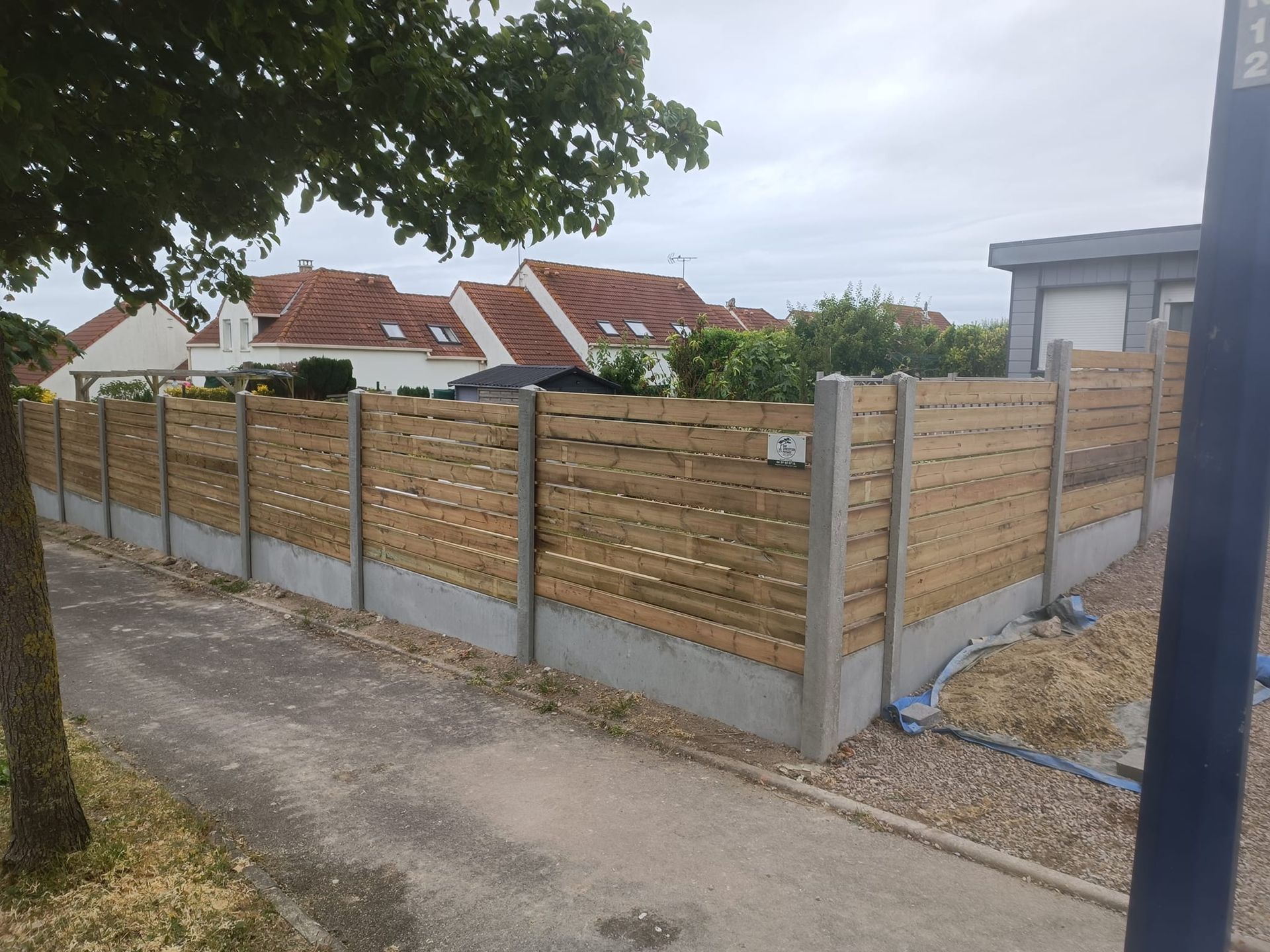 Pose d'une clôture en claustra en bois