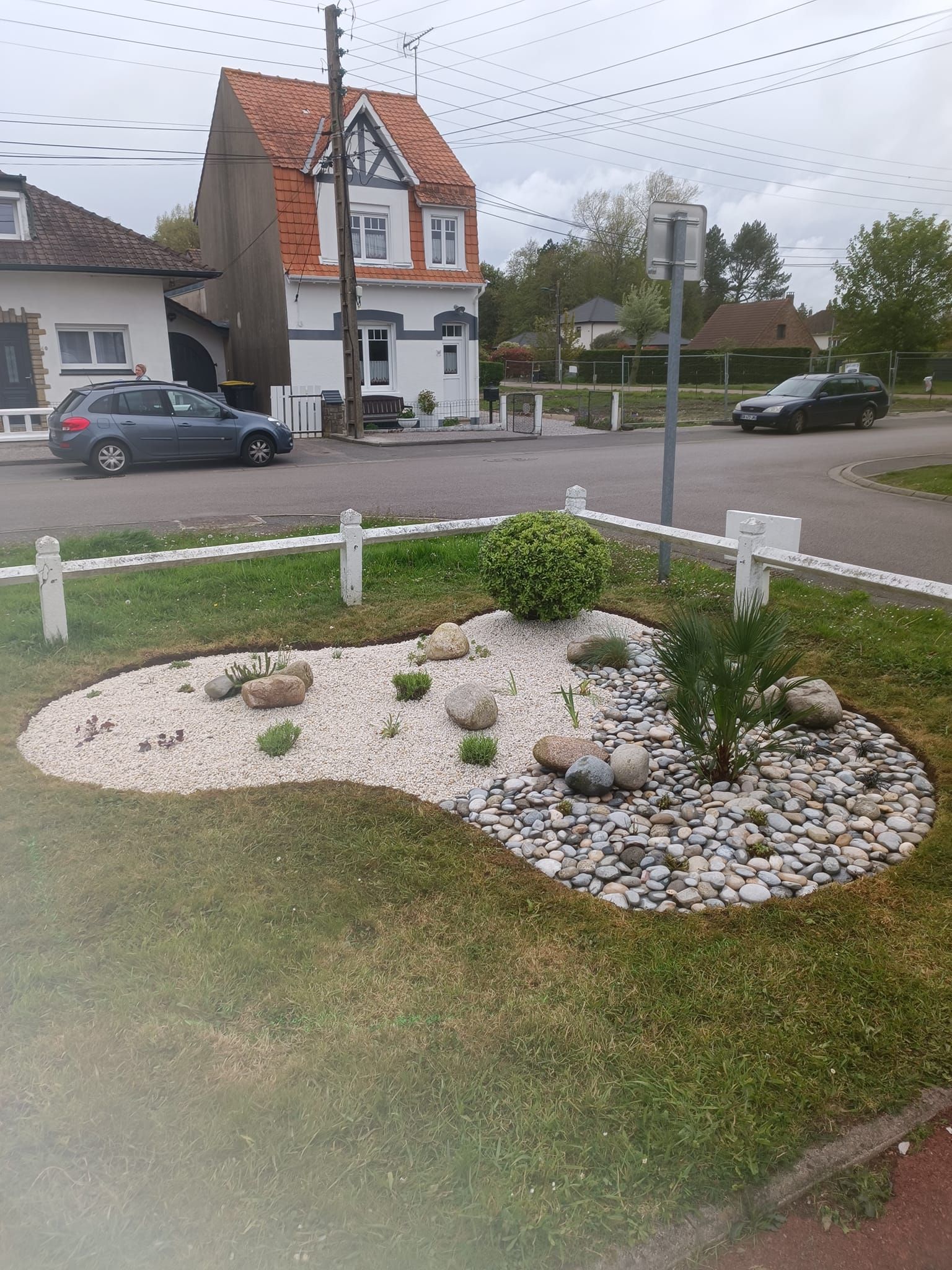 Création paysagère arrondie dans un angle du jardin