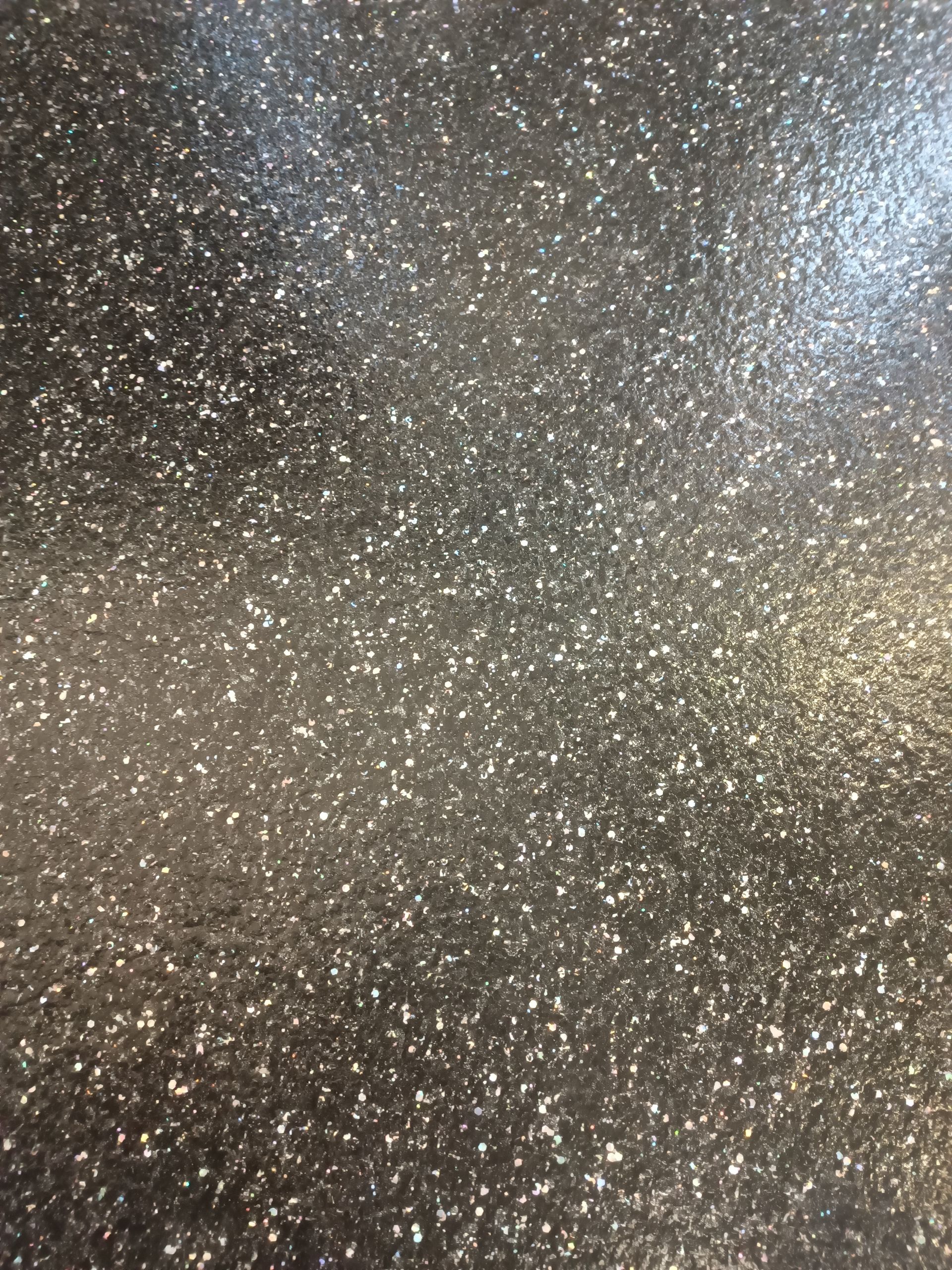 Sol en résine pailletée gris foncé avec des touches de blanc