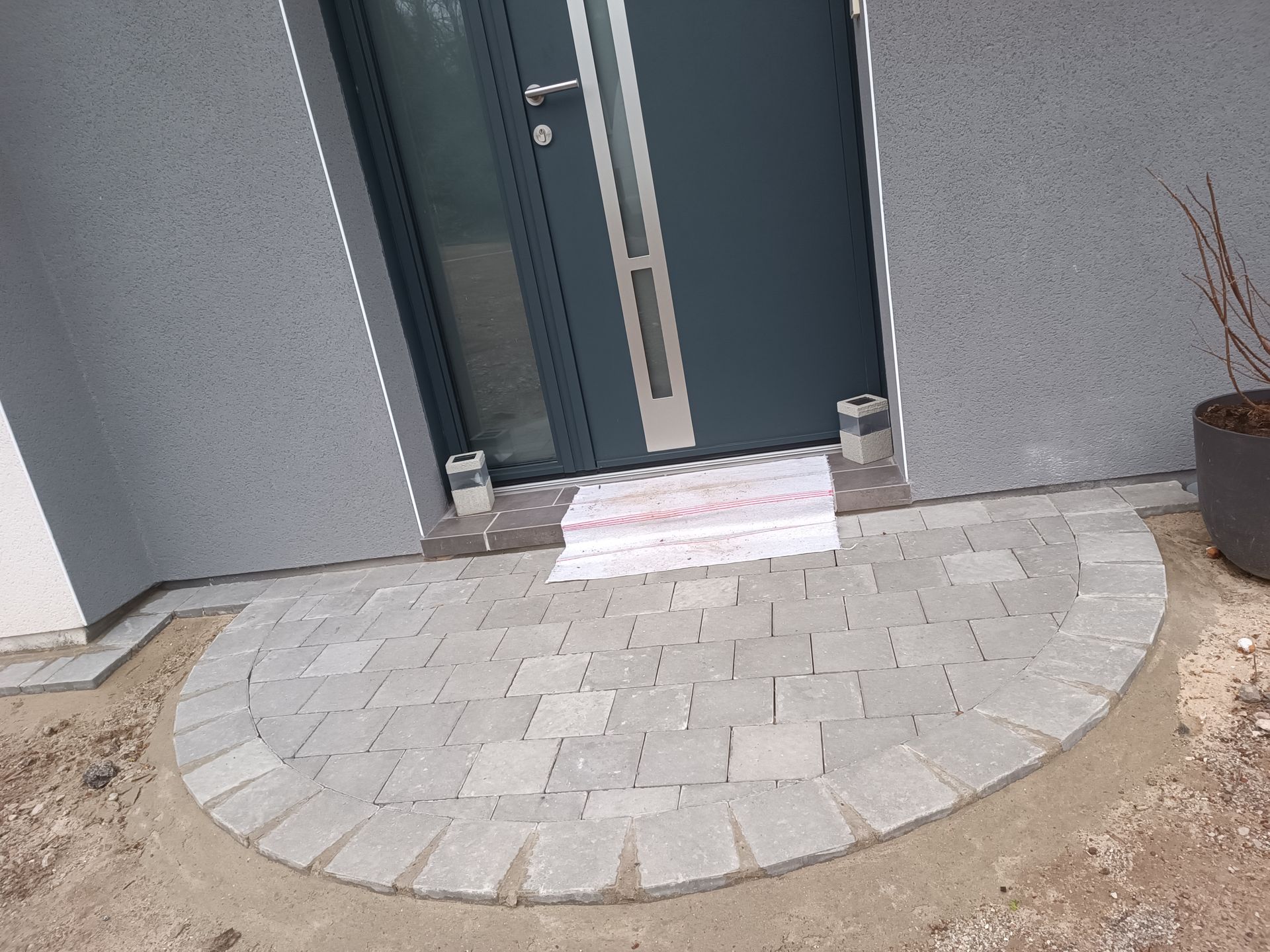 Pose de pavés pour une entrée de porte