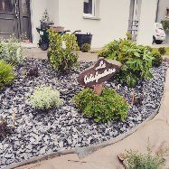 Création paysagère avec des plantes et copeaux de bois