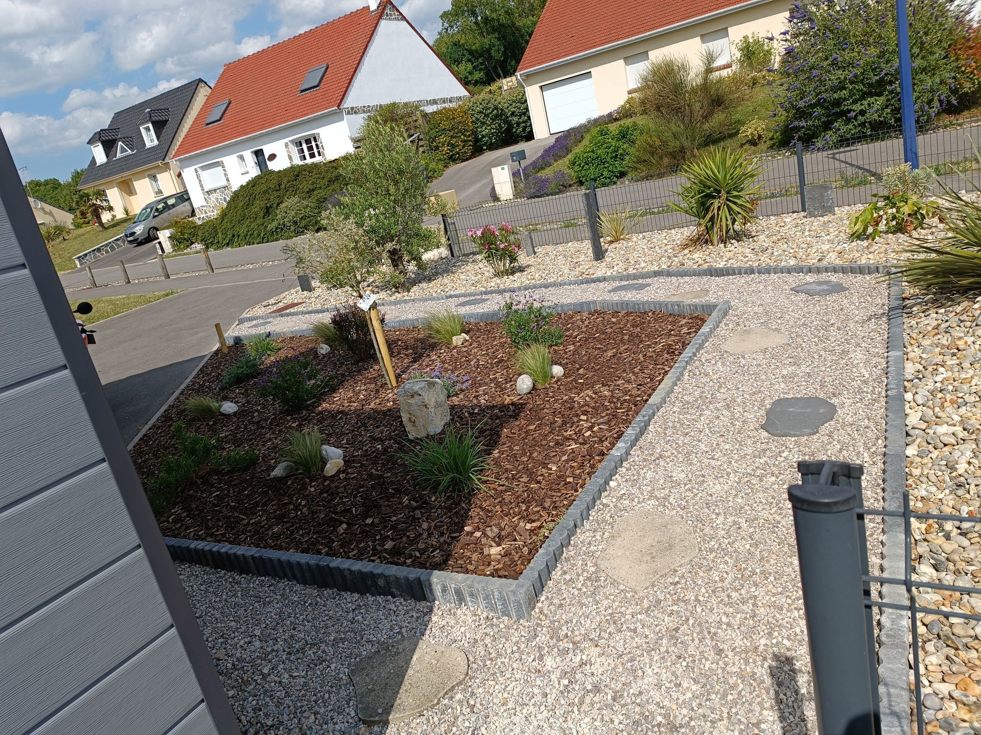 Aménagement extérieur : allée en gravier, plantation d'arbres