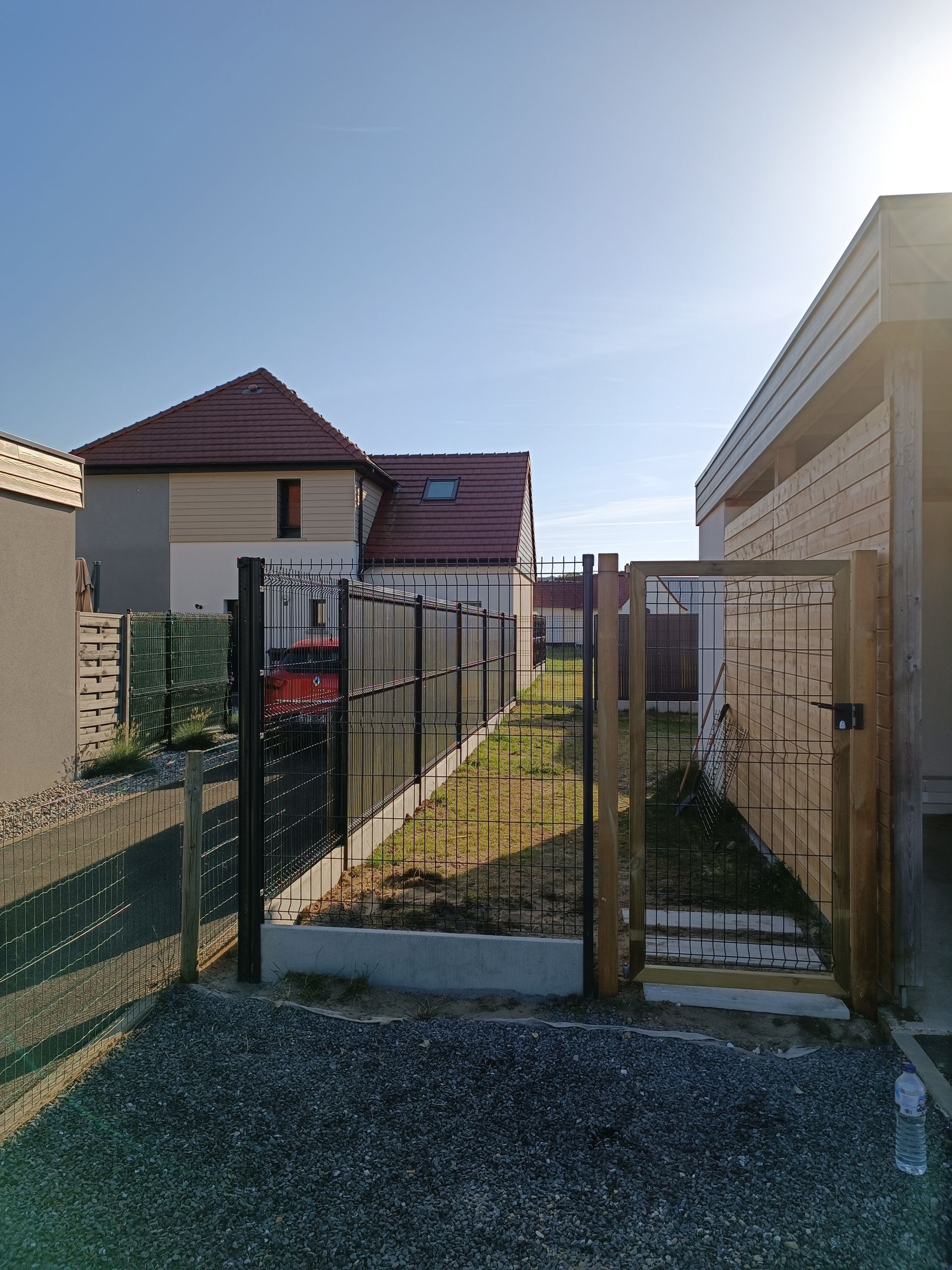 Pose d'une clôture et d'un portillon