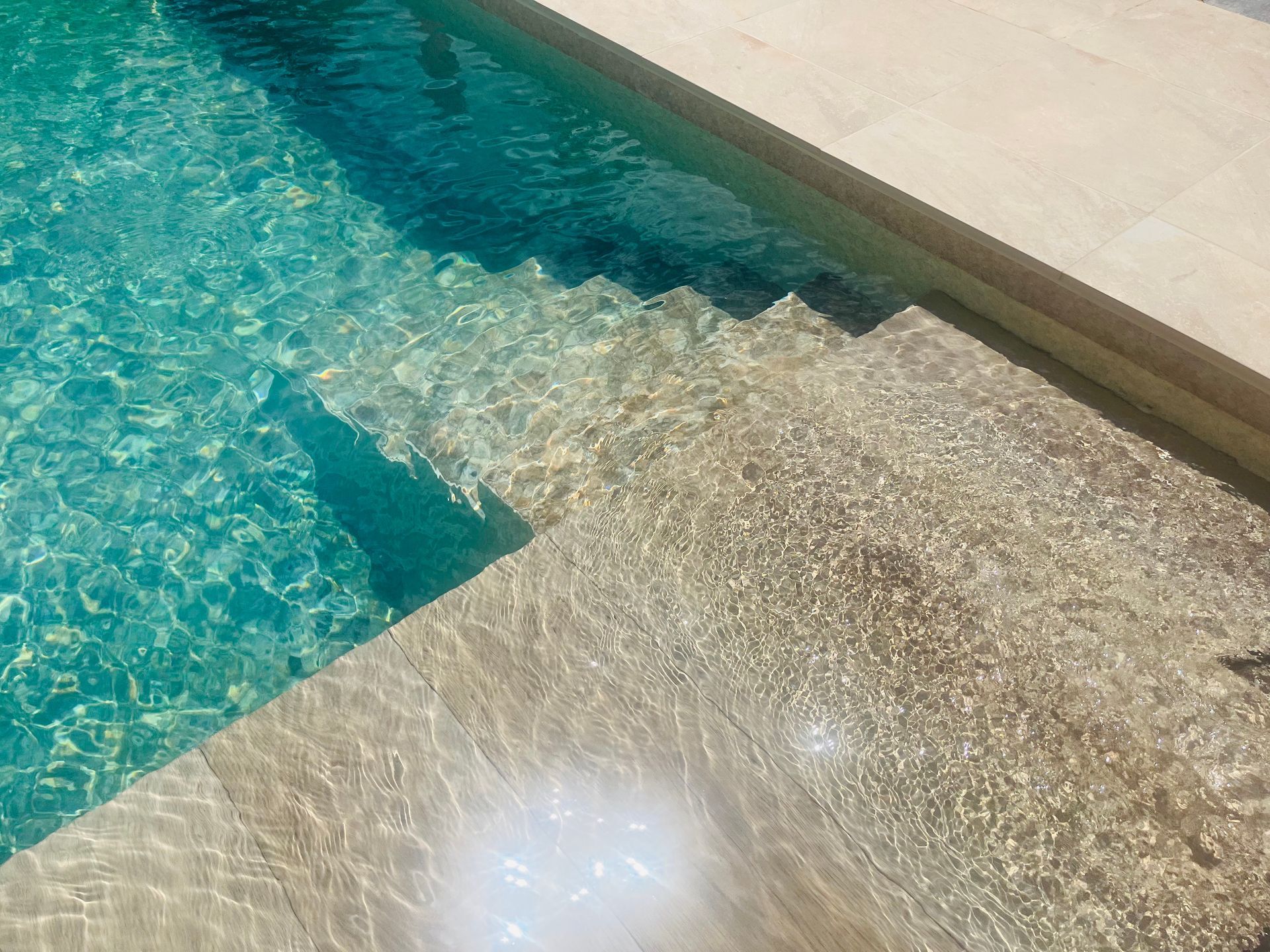Piscine avec couverture automatique immergée revêtement PVC armé