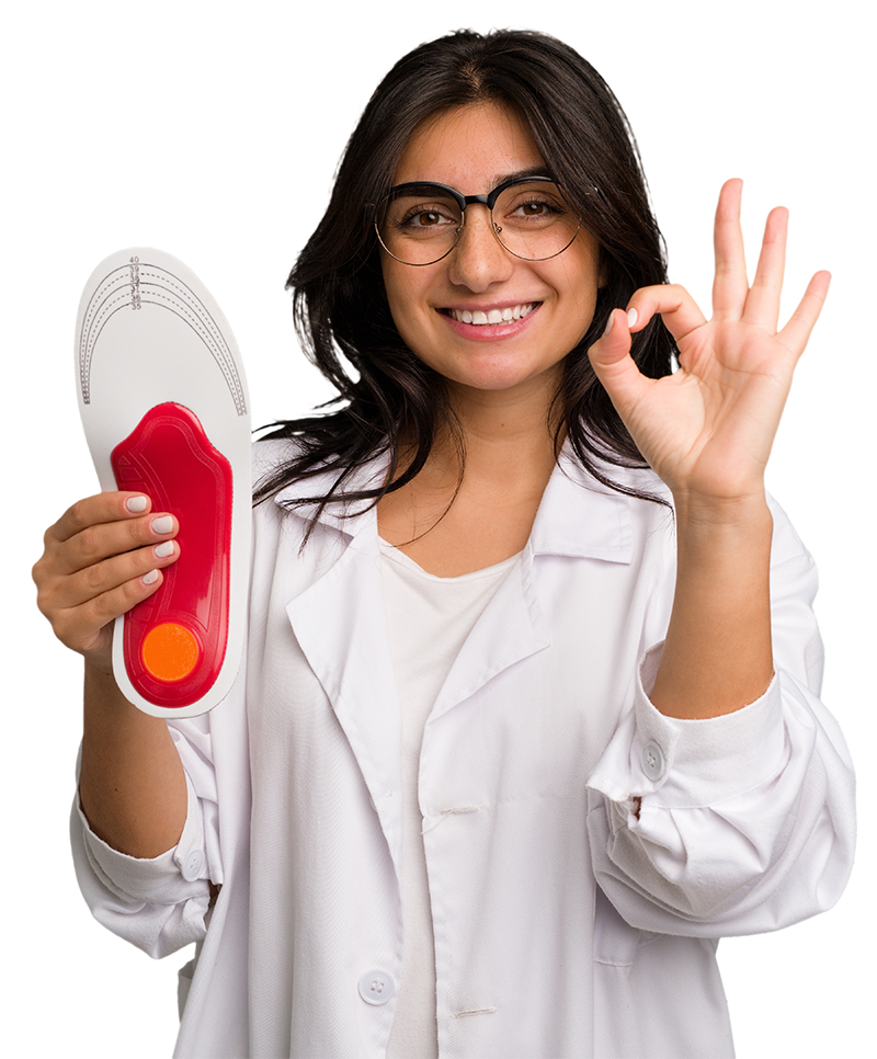 Femme en blouse blanche tenant une semelle orthopédique en souriant