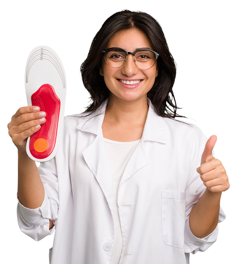 Jeune femme podologue indienne, tenant une semelle intérieure pour chaussures découpée isolée, souriante et levant le pouce vers le haut