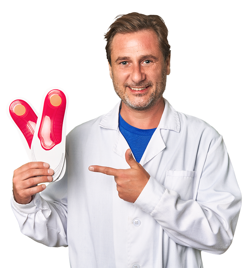 Homme en blouse blanche qui montre des semelles orthopédique qu'il tient dans la main