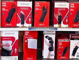 Rayons rouges présentant des boîtes de soins pour les mains et les pieds Gibaud dans des emballages rouges et blancs.
