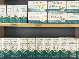 Rayon de boîtes de compléments alimentaires à base de plantes Naturactive, en emballage blanc, turquoise et vert.