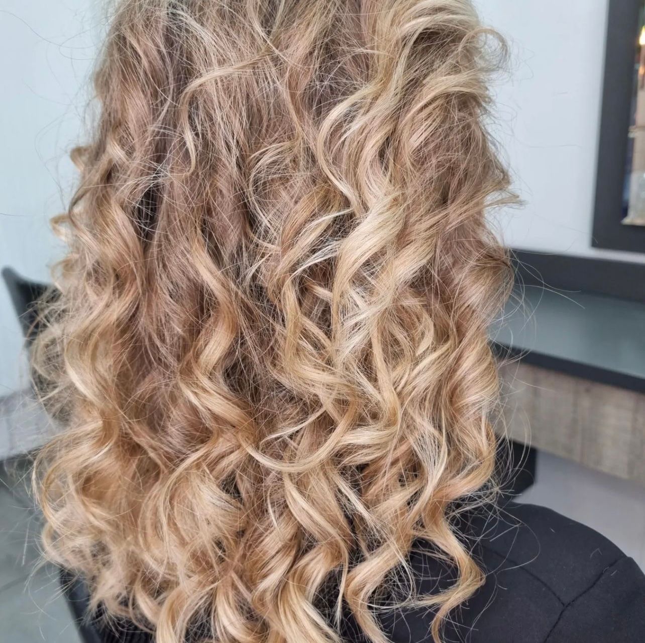 Cheveux frisés blonds