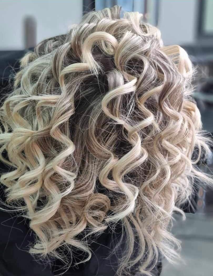 Cheveux bouclés blonds