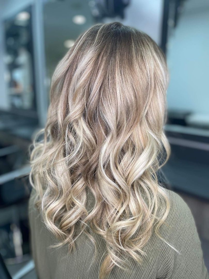 Cheveux ondulés blonds