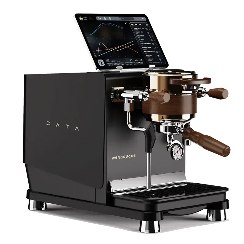 Máquina de café expreso de color negro con portafiltro de bronce y madera 