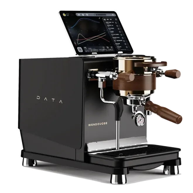 Máquina de café expreso de color negro con portafiltro de bronce y madera 