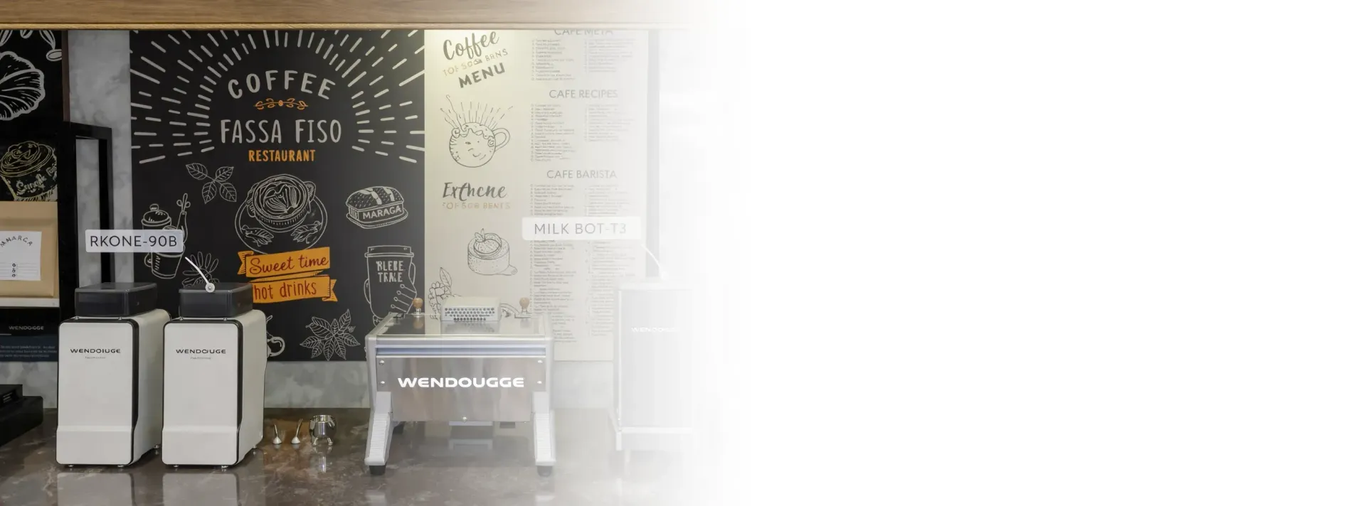 Una cafetería con pizarrones, un cartel que dice