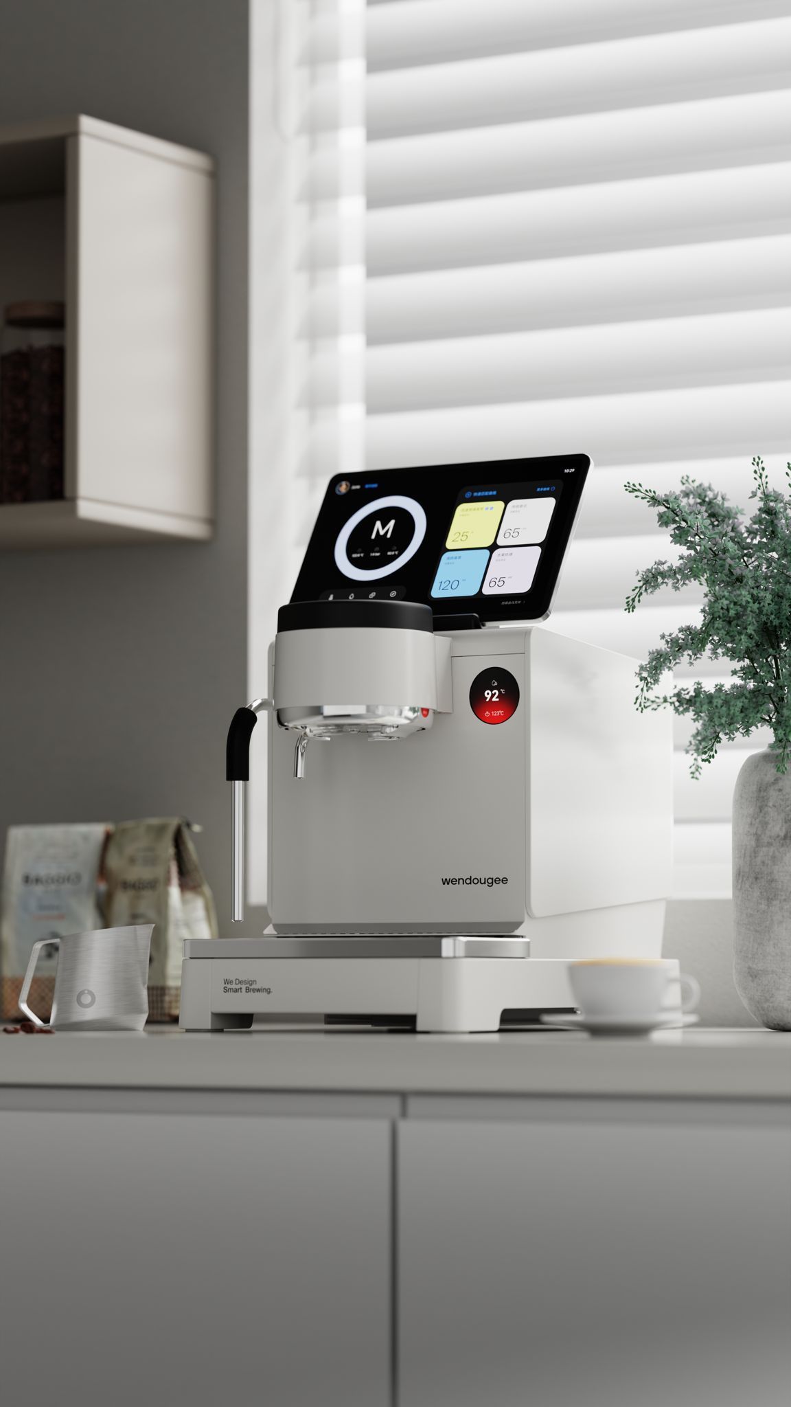 Cafetera espresso negra con detalles en cobre y pantalla digital, junto a molinillo de café y una taza de café.