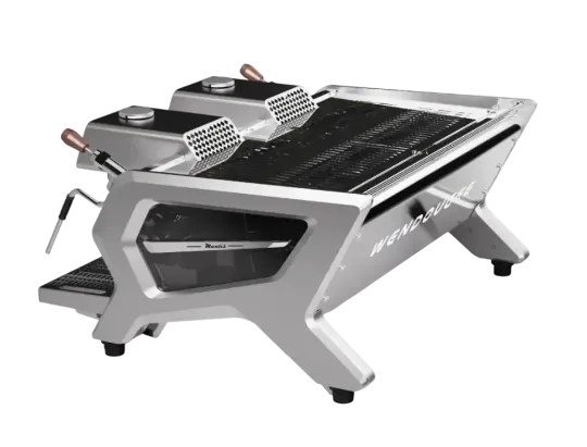 Moderna máquina de café expreso de acero inoxidable con detalles en madera y pantalla táctil.