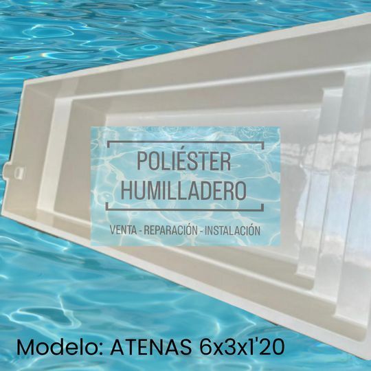 Piscina con agua azul y marco de hormigón blanco, al aire libre.