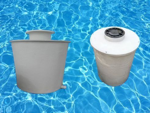Dos tanques de equipos de piscina blancos sobre un fondo de piscina azul ondulado.