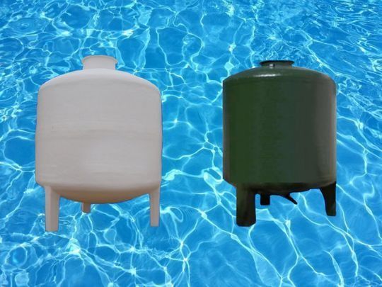 Tanques cilíndricos de color blanco y verde con patas, sobre un fondo de agua azul.