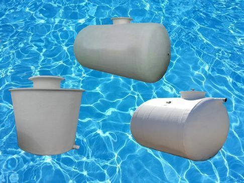 Tanques de agua de plástico blanco de diversas formas sobre un fondo de agua azul ondulada.