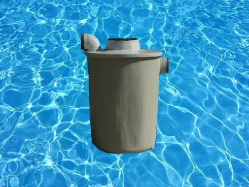 Filtro de piscina de color bronce sobre un fondo de agua azul ondulada.