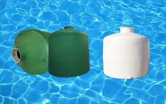 Tres tanques de agua, uno tumbado y dos en posición vertical, sobre un fondo de agua azul ondulada.