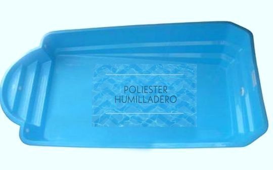 Piscina de plástico azul con escalones curvos adjuntos.