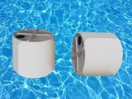 Dos objetos cilíndricos blancos flotando en una piscina azul. Cada uno tiene una parte superior con una estructura en forma de cruz.