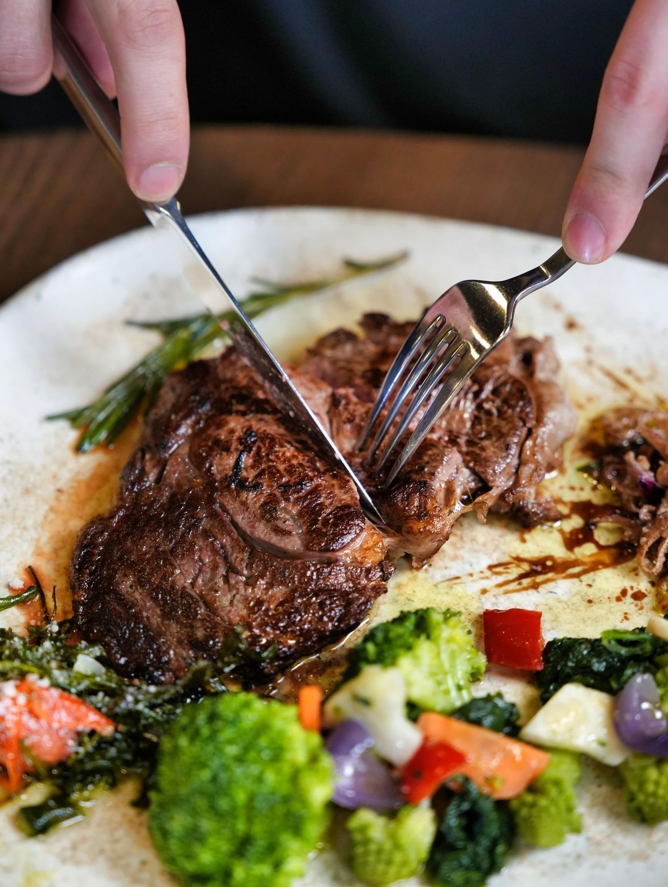 Speisesaal mit vielen Tischen und Stühlen. Foto vom Arcade Restaurant & Bar