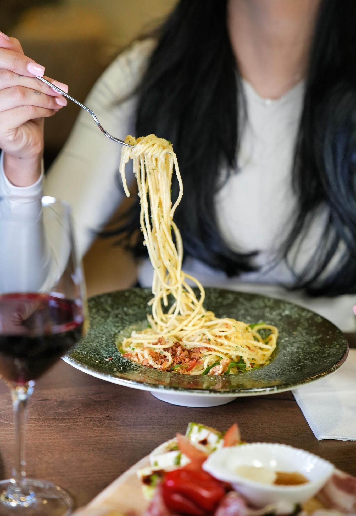 Ein weisser Teller mit einem Steak und Zwiebelringen