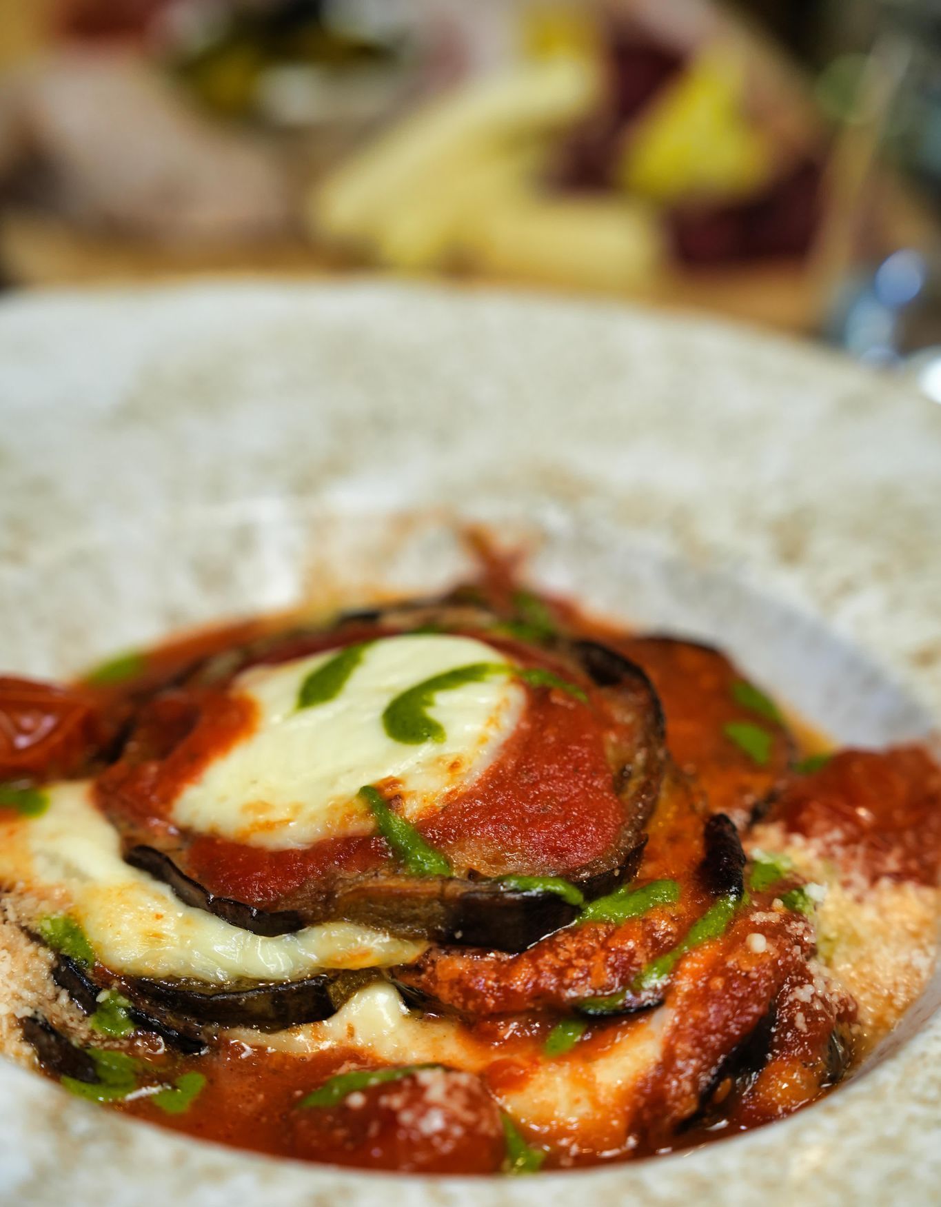 Ein weisser Teller mit einem Steak und Zwiebelringen