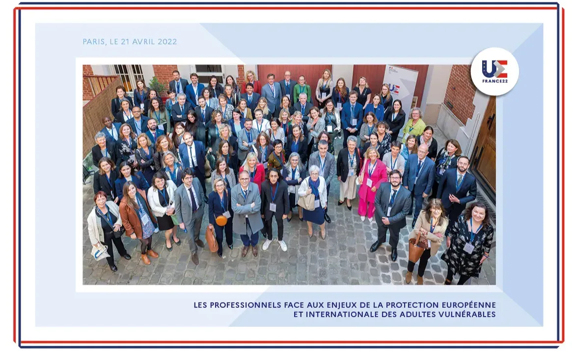 Photo de groupe avec le logo de la Présidence française du Conseil de l'Union européenne en 2022.