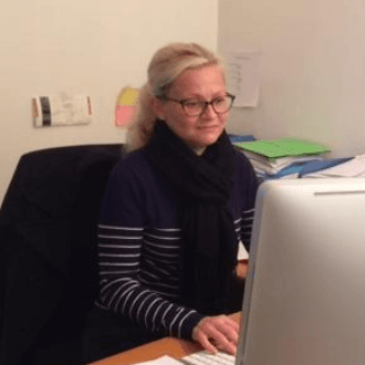 Une assistante juridique est installée à son bureau, devant un ordinateur.