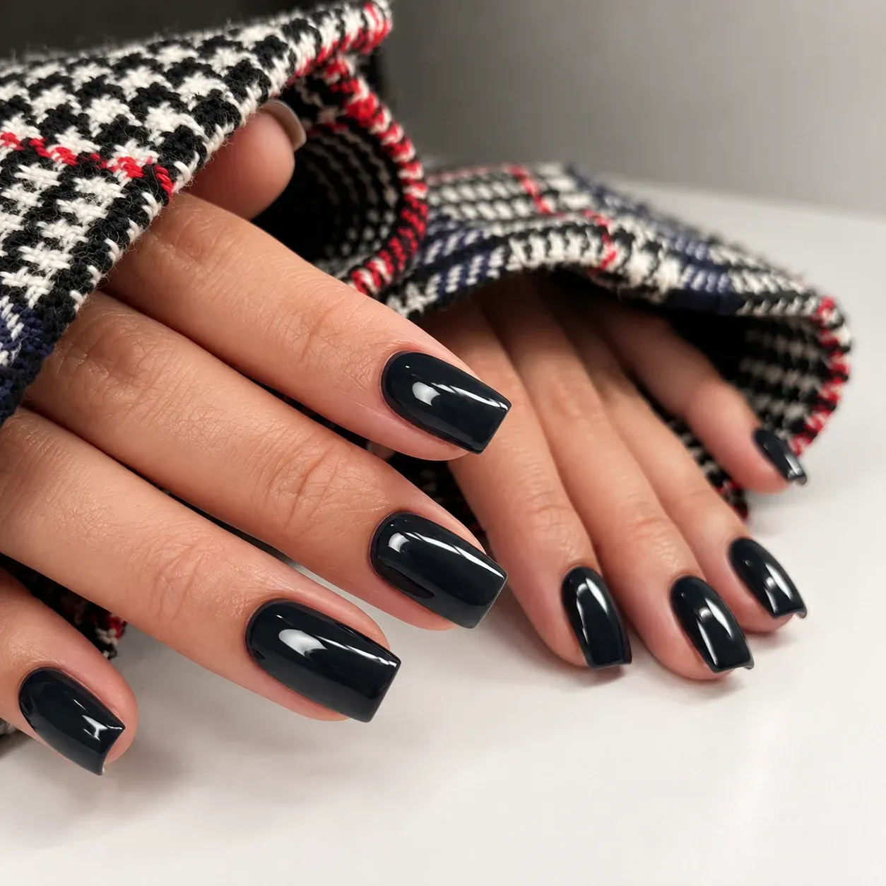Manos recibiendo una manicura con esmalte neutro en un salón luminoso.