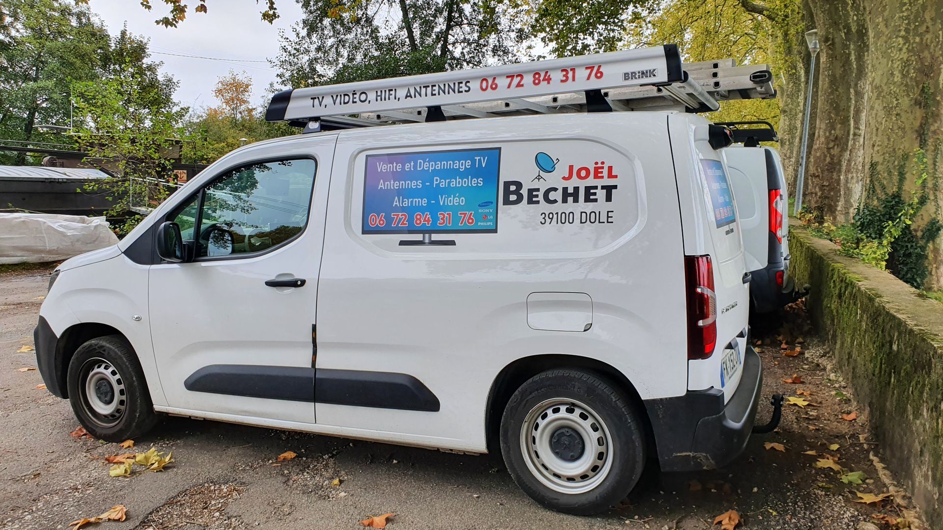 Camionnette blanche avec le logo Joël Bechet et une échelle dessus