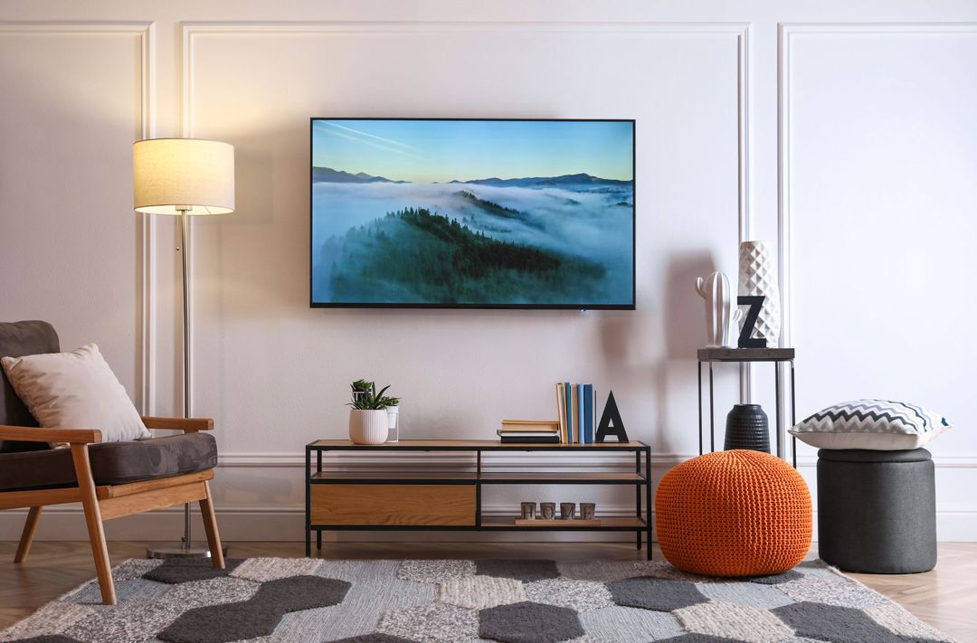 Télévision accrochée à un mur