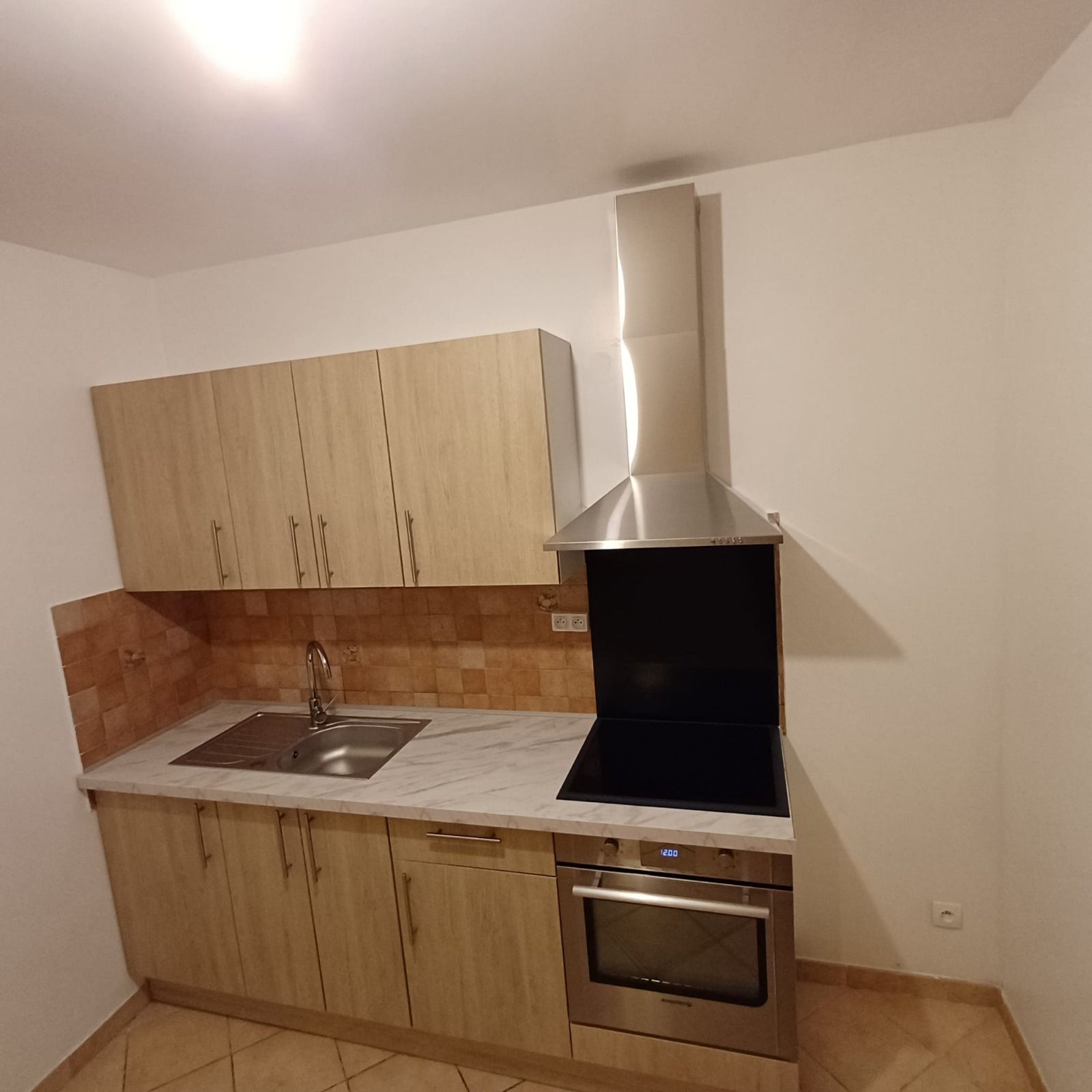 Des outils de construction, une échelle et un casque de chantier dans un espace de bureaux en rénovation.