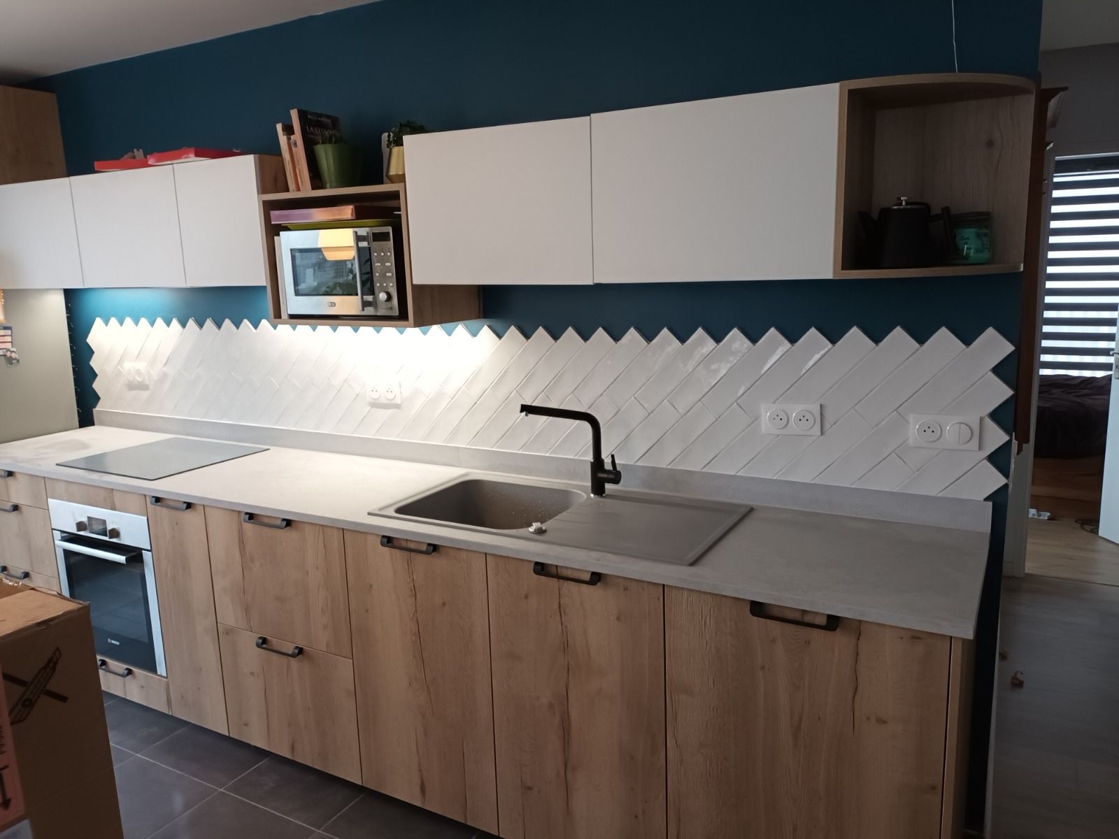 Des outils de construction, une échelle et un casque de chantier dans un espace de bureaux en rénovation.