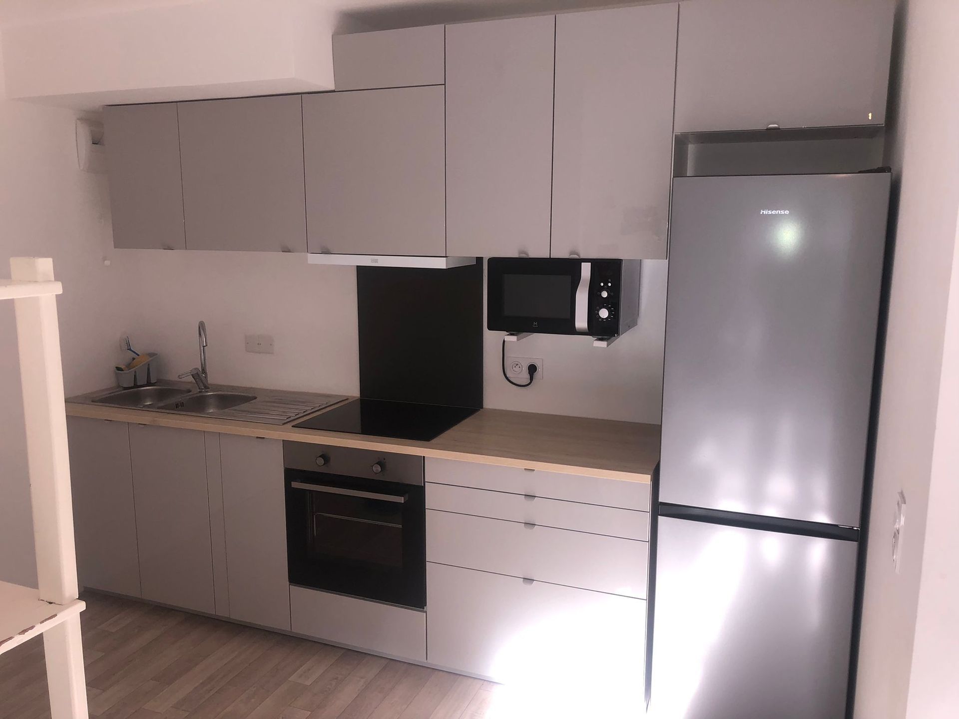 Des outils de construction, une échelle et un casque de chantier dans un espace de bureaux en rénovation.