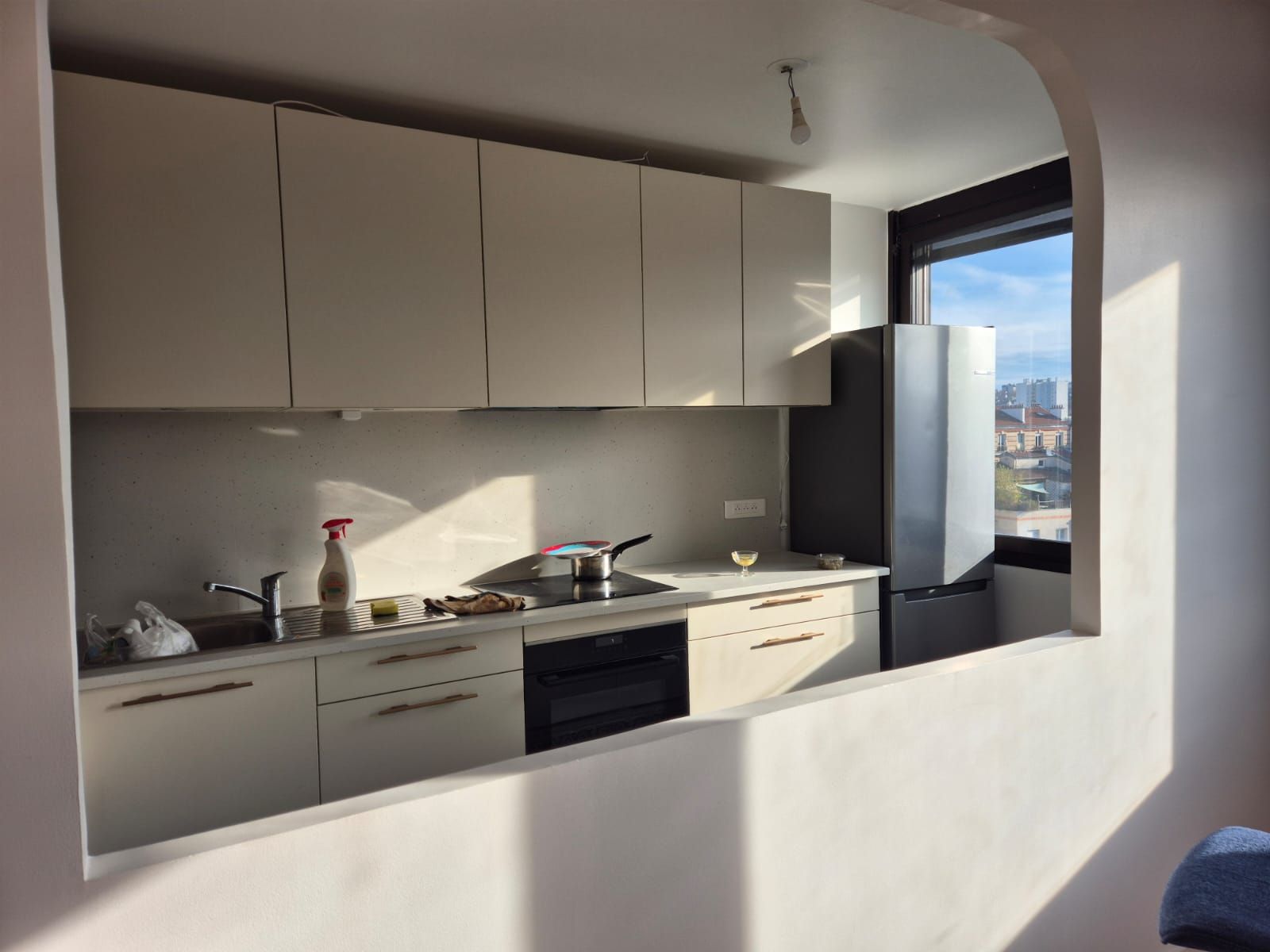 Des outils de construction, une échelle et un casque de chantier dans un espace de bureaux en rénovation.