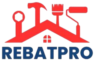 Des outils de construction, une échelle et un casque de chantier dans un espace de bureaux en rénovation.