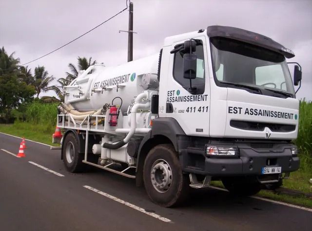 Un camion avec des plots oranges