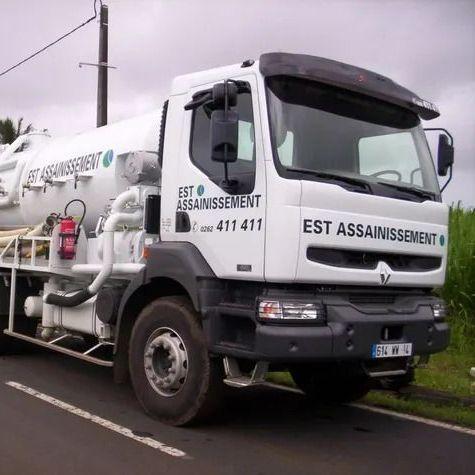 Un camion d'assainissement blanc