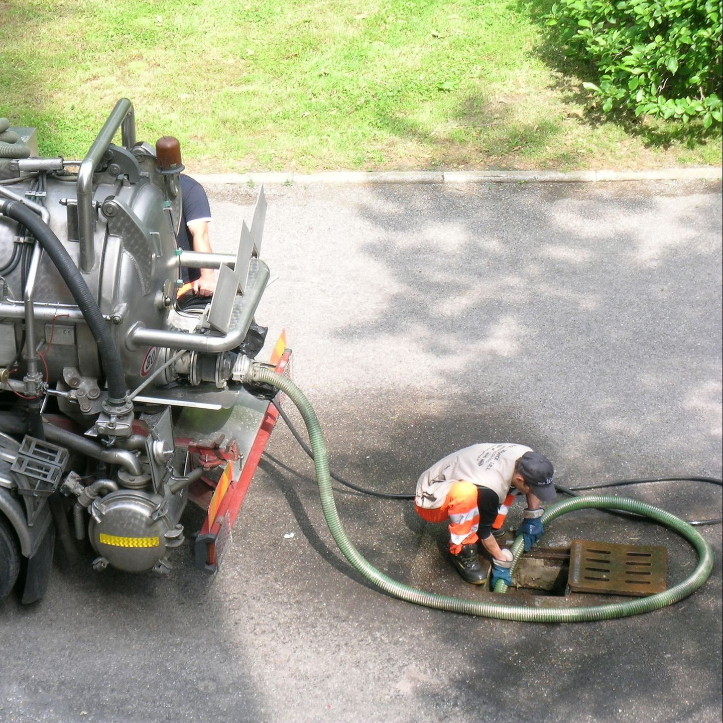 Un camion d'assainissement avec un technicien