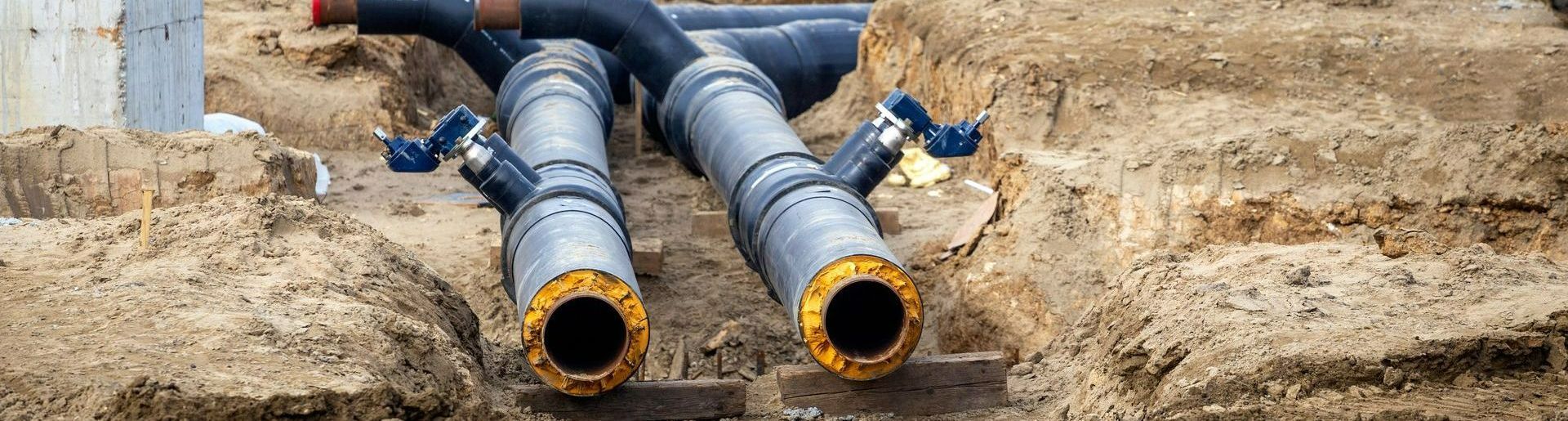 Deux tuyaux de canalisation installée dans la terre